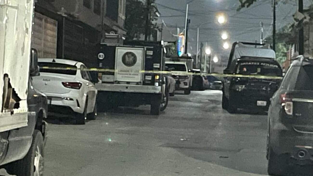 En dos cateos simultáneos, elementos de la Agencia Estatal de Investigaciones, aseguraron un arsenal y droga, en la zona norte de Monterrey.