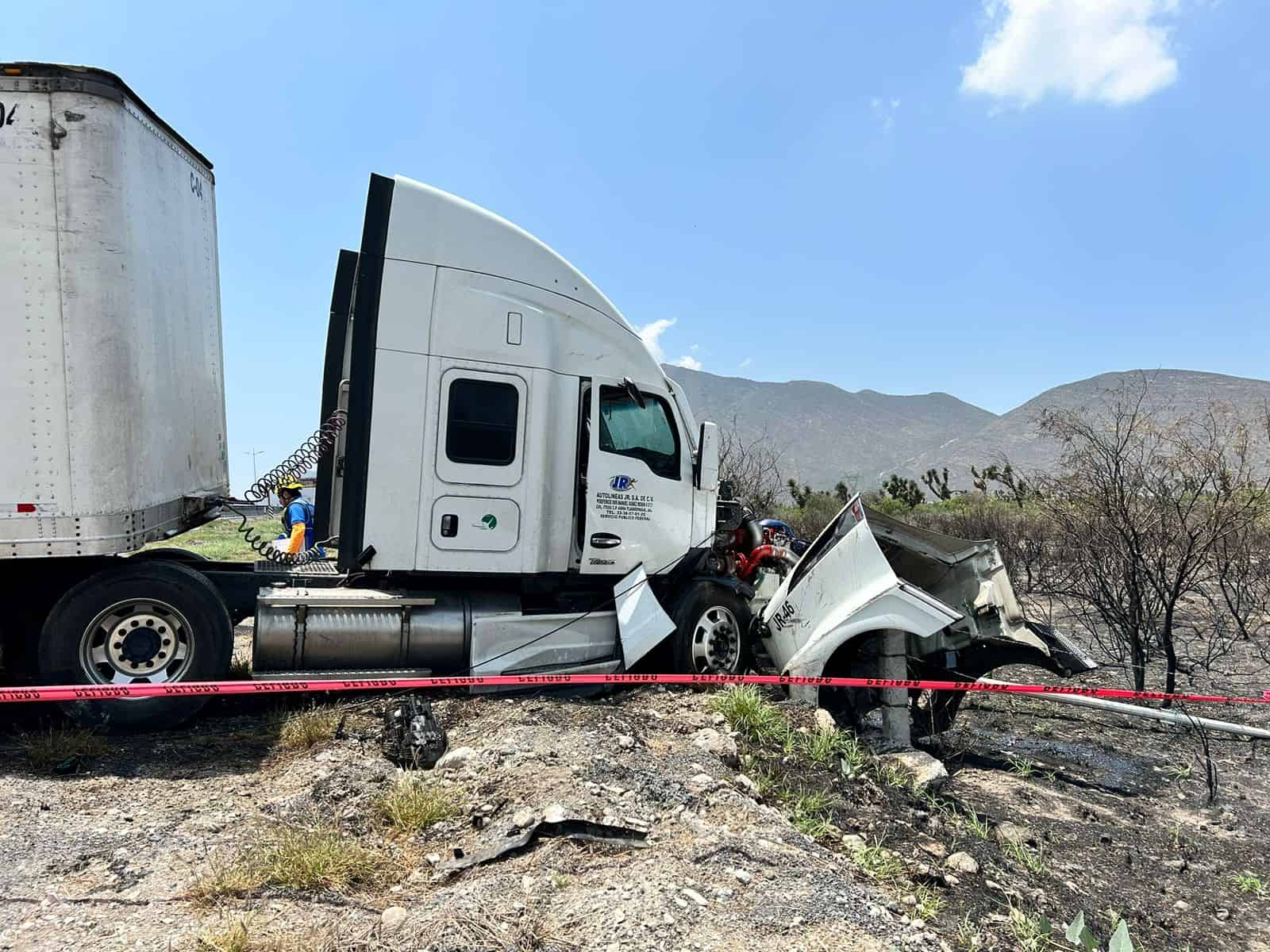 Un accidente entre dos tráileres dejó dos lesionados y llevó al cierre de la Autopsita Monterrey Saltillo durante algunos minutos, la tarde de ayer a la altura del municipio de Santa Catarina.