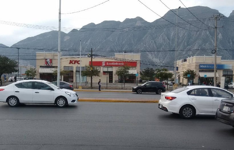 Elementos de la Policía Municipal de Santa Catarina, frustraron un intento de asalto en una sucursal bancaria ubicada dentro del centro comercial Paseo Santa Catarina.