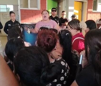 Intentan linchar a directora de primaria Intentan linchar a directora de primaria