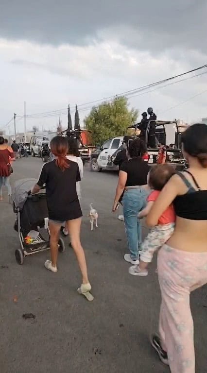 La directora de una escuela primaria del municipio de Ciénega de Flores, estuvo a punto de ser linchada, al ser acusada de ocultar un caso de un presunto abuso sexual contra una estudiante del plantel a su cargo.