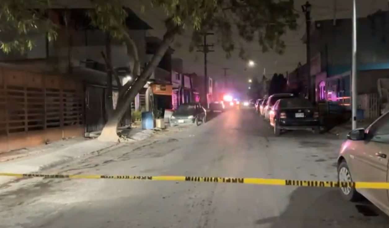 La casa de una mujer que sobrevivió a un intento de ejecución en la Colonia Metroplex en Apodaca, fue incendiada en forma intencional por varios desconocidos.