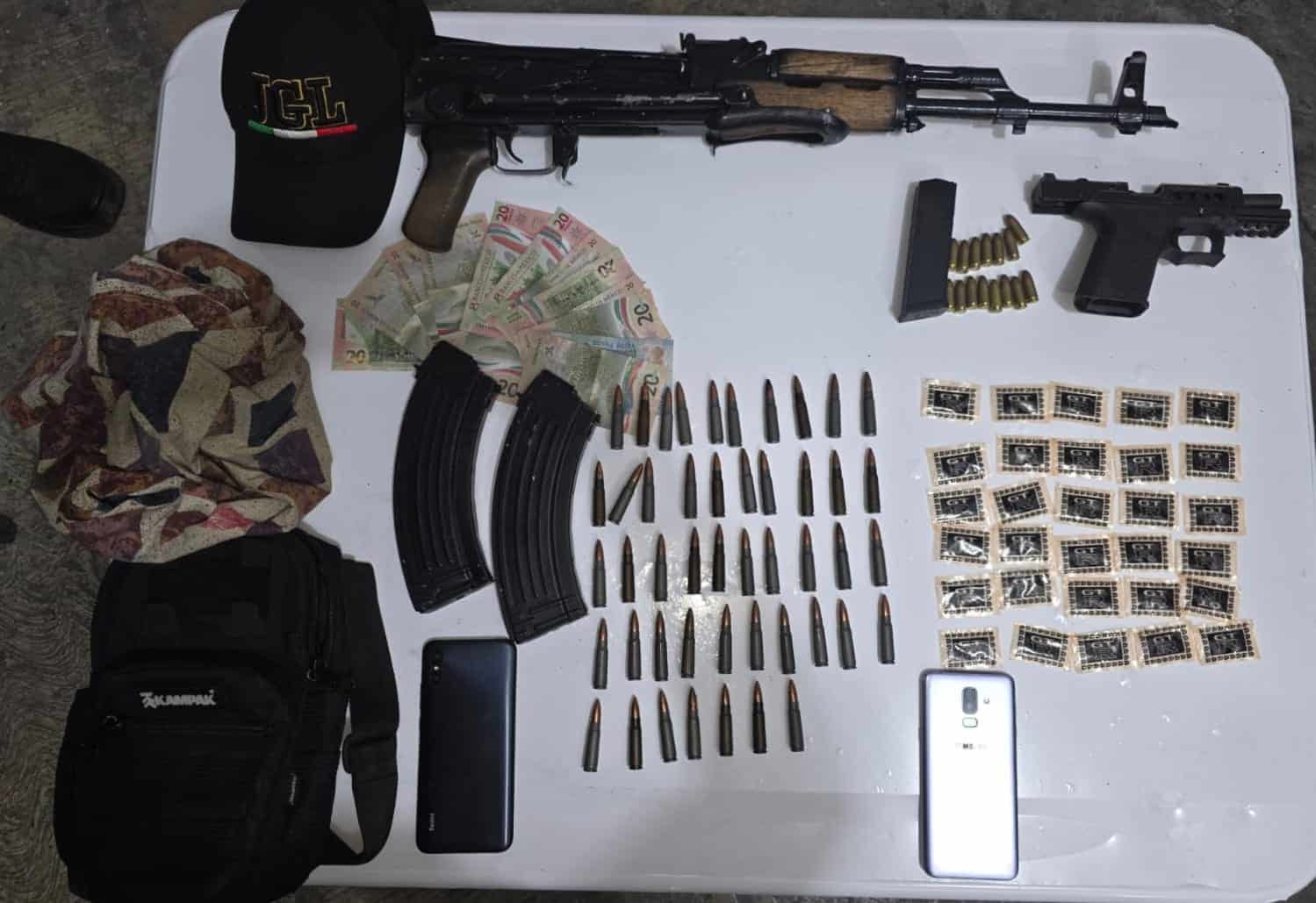 En un operativo implementado tras el reporte de personas armadas en la Colonia Dos Ríos, en Guadalupe, elementos del Grupo de Coordinación Metropolitana capturaron a dos hombres presuntamente relacionados con ser generadores de violencia en la zona.