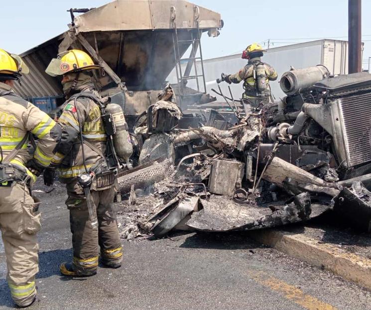 Arde tractocamión en Apodaca Arde tractocamión en Apodaca