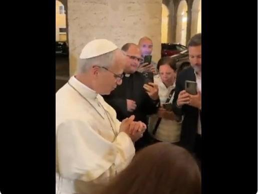 Papa León XIV da la bendición a fieles mexicanos tras nombramiento Papa León XIV da la bendición a fieles mexicanos tras nombramiento