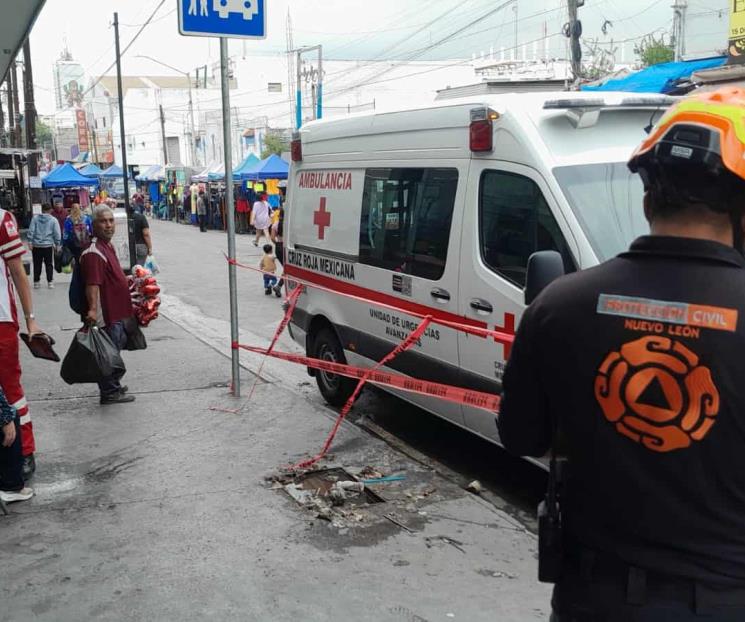 Cae a alcantarilla sin tapa Cae a alcantarilla sin tapa