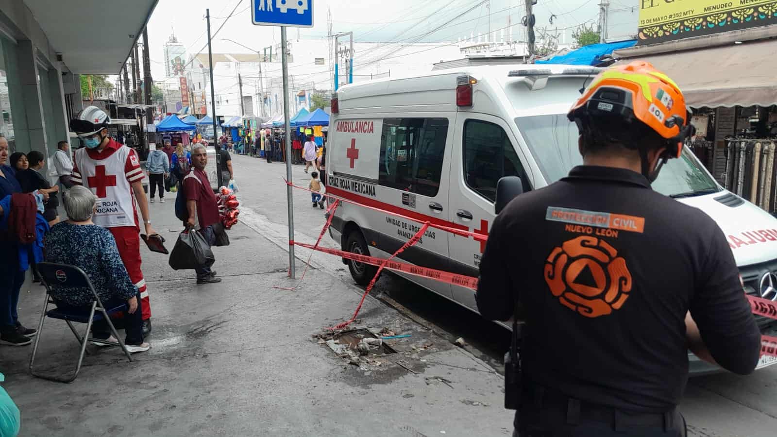 Una mujer de la tercera edad resultó lesionada luego de caer a una alcantarilla sin tapa, ayer en el centro de Monterrey.