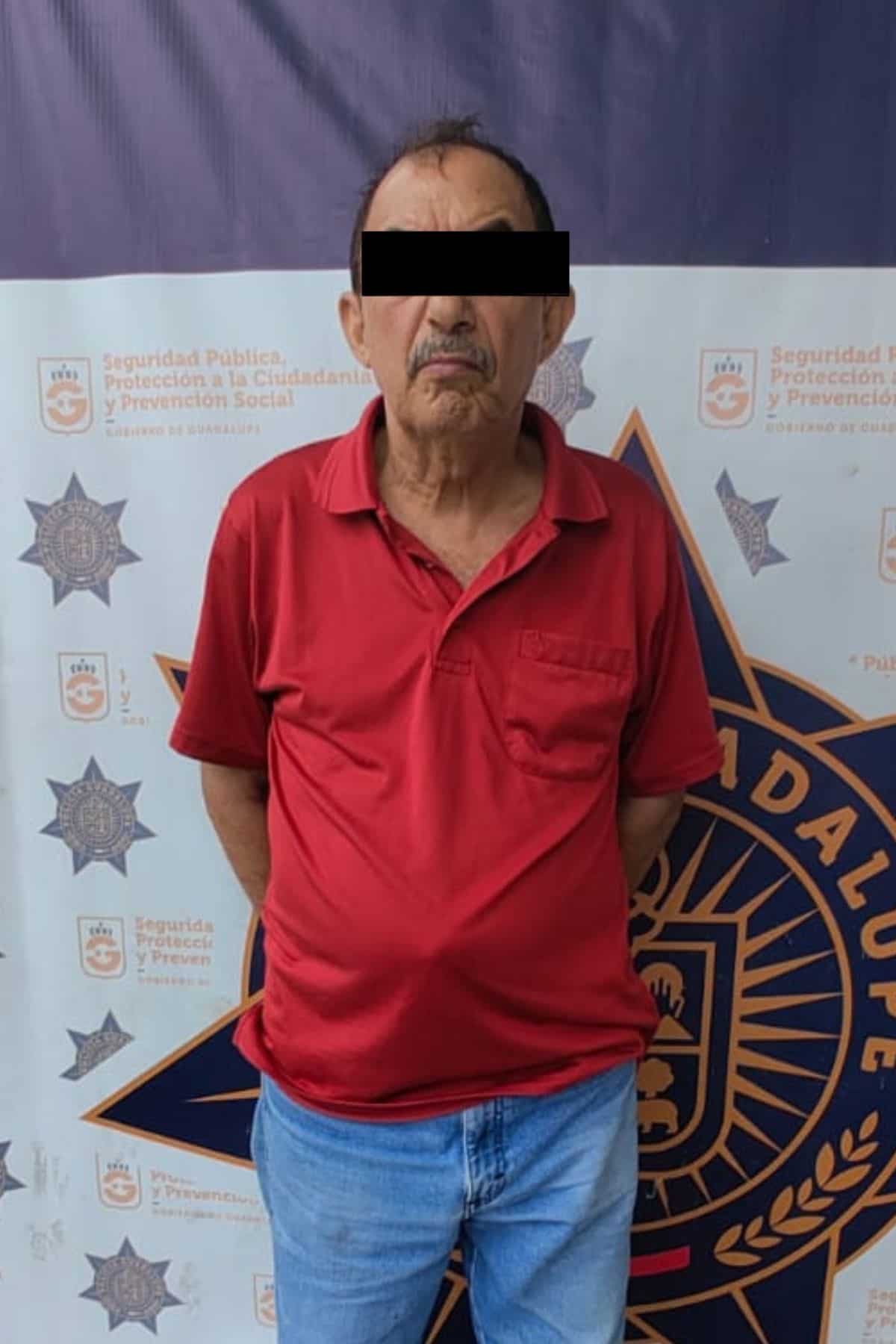 Elementos de la Policía de Guadalupe interceptaron a un hombre que presuntamente amenazaba con una pistola a su vecino por estacionar una camioneta frente a su propiedad.