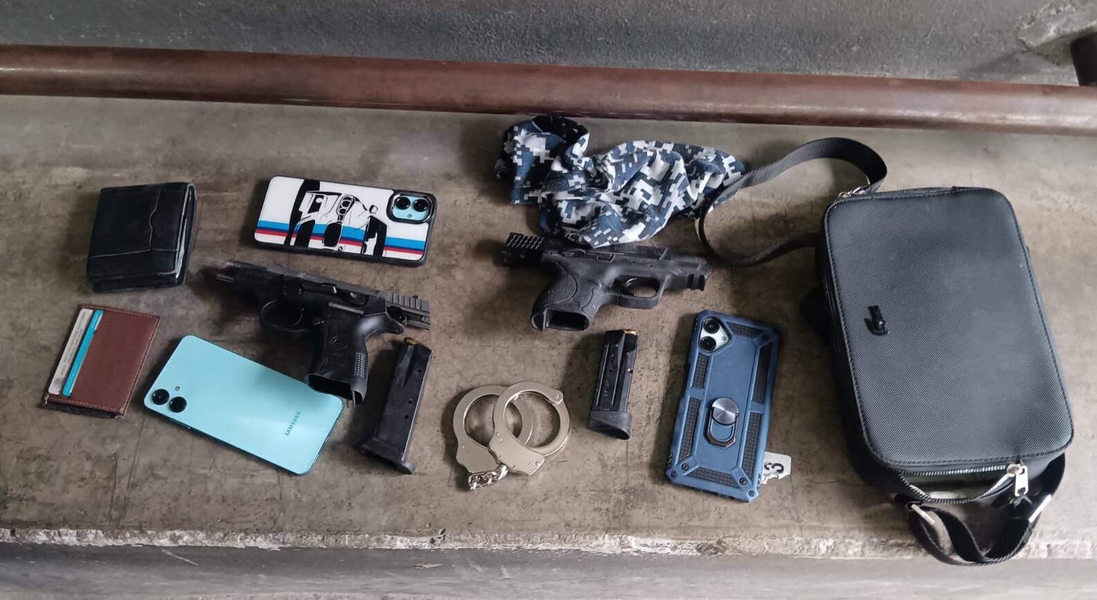 Los elementos de la Guardia de Proximidad de Apodaca arrestaron, tras una persecución, a un masculino en posesión de armas y cartuchos en el centro del municipio, luego de que presuntamente intentó, junto con dos personas más asaltar al conductor de un vehículo.