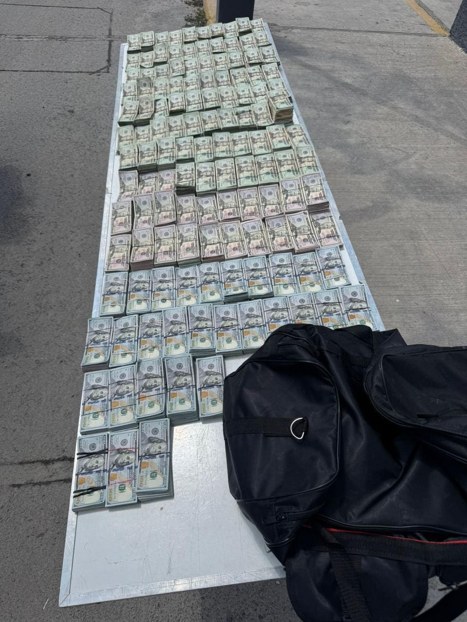 Dos hombres fueron capturados al transportar en un vehículo más de 660 mil dólares en efectivo, por el Grupo de Coordinación, en Anáhuac.