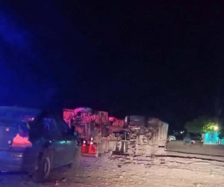 Fallece al estrellar camión en plataforma de tráiler Fallece al estrellar camión en plataforma de tráiler