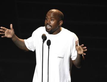 Suma Kanye West más acusaciones por tráfico y acoso sexual