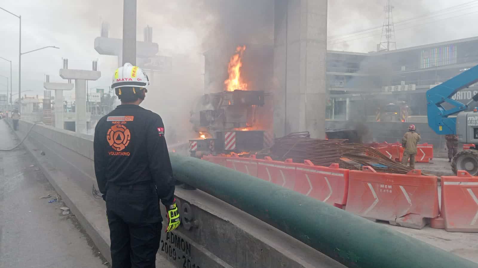 Una grúa Pettibone utilizada en las obras de la Línea 6 del Metro, se incendió ayer en la Avenida Miguel Alemán, municipio de Guadalupe.