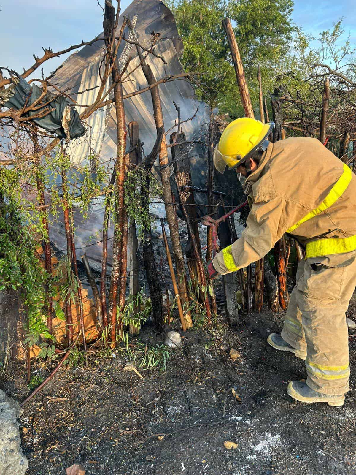 Los puestos de socorro se movilizaron a uno de los barrios del municipio de Montemorelos, al reportase el incendio de una vivienda de madera.