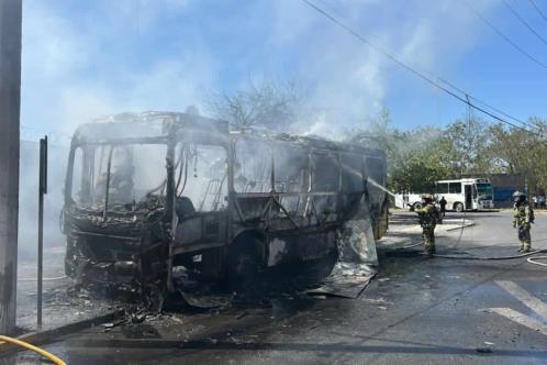 Se incendia transporte urbano en la Obrera