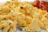 Cómo hacer que los huevos revueltos queden cremosos Cómo hacer que los huevos revueltos queden cremosos