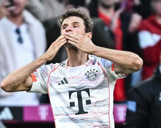 Estrena Bayern título con goleada en despedida de Thomas Müller Estrena Bayern título con goleada en despedida de Thomas Müller