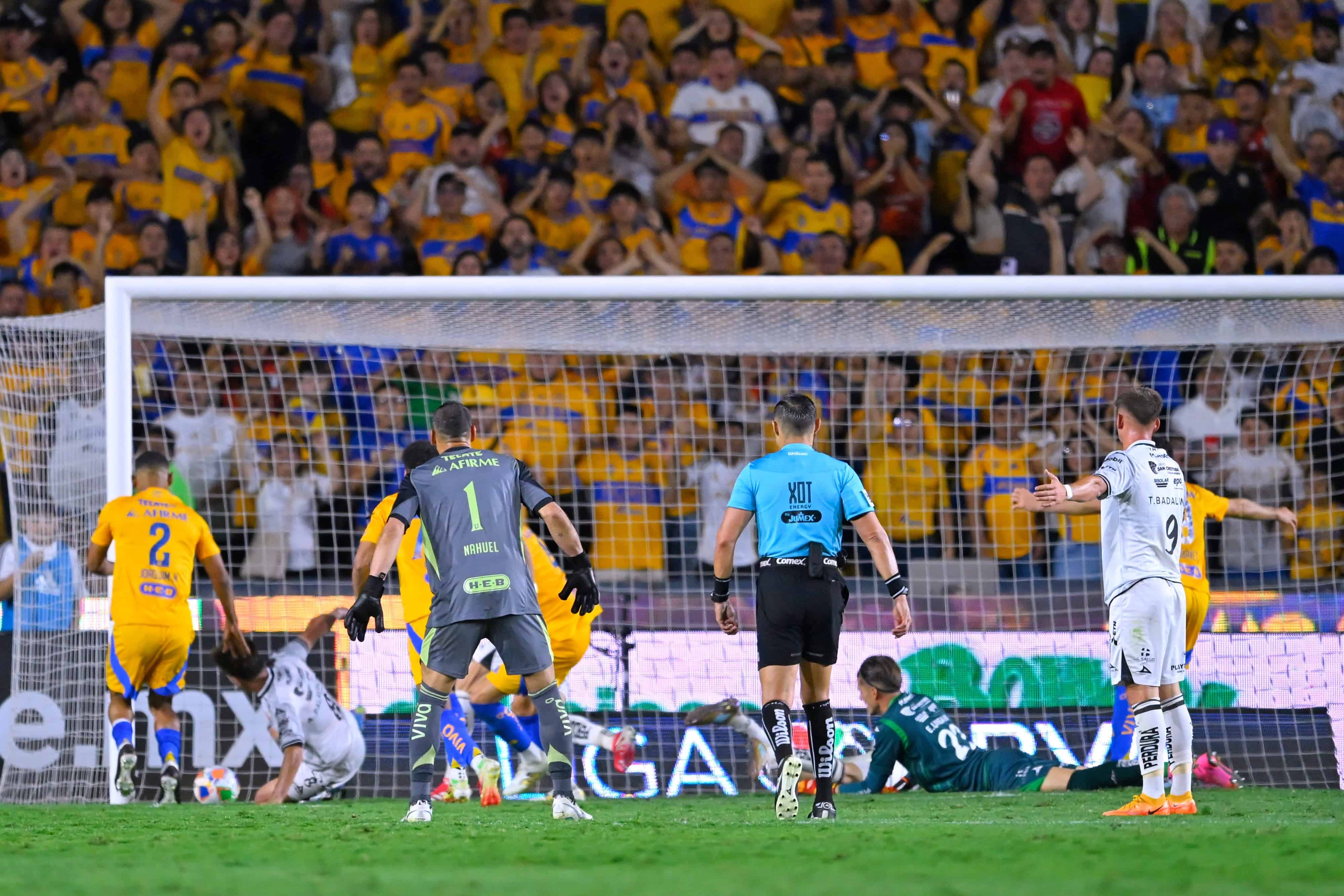 Alejandro Mayorga comete autogol.