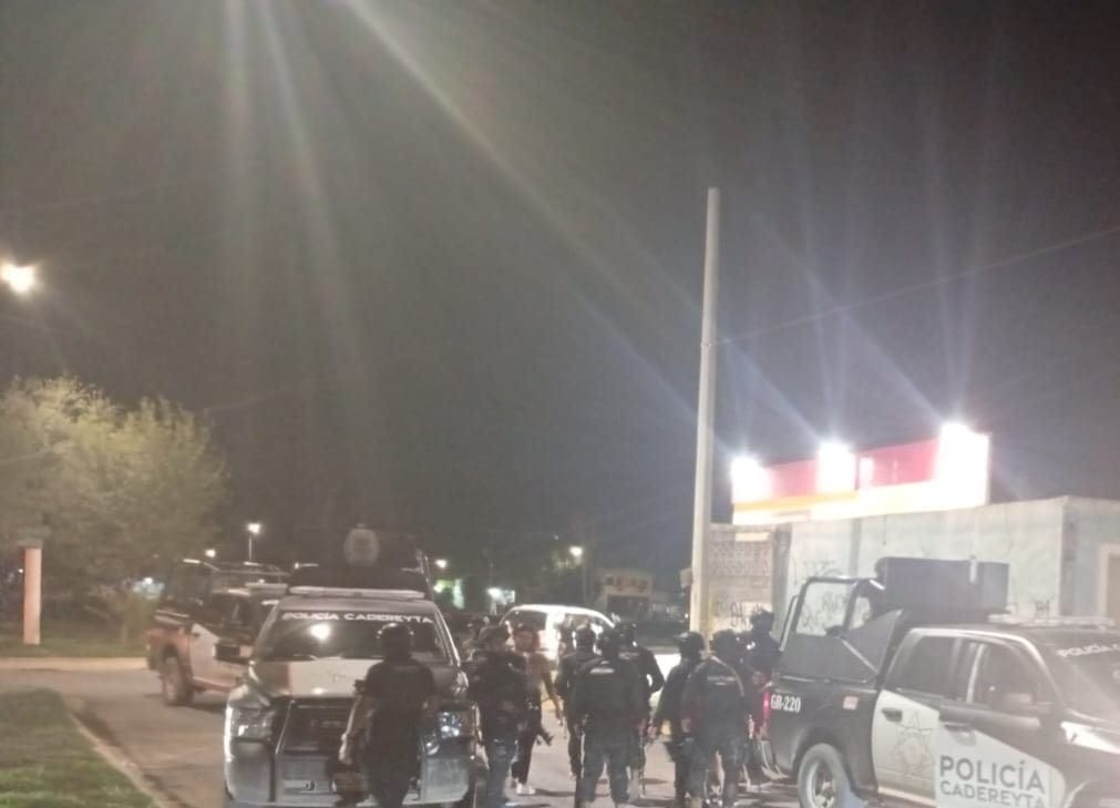 Dos personas lesionadas y daños materiales de consideración, fue el saldo que dejó una riña campal registrada en el municipio de Cadereyta, al toparse dos pandillas.