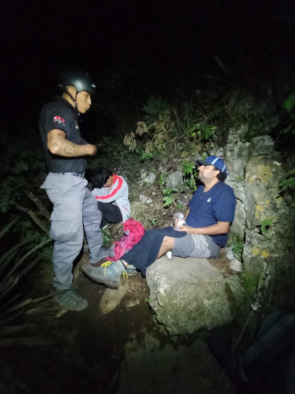 Tras sufrir agotamiento y falta de hidratación, un hombre y su hijo fueron rescatados del Cerro de las Mitras por elementos de Protección Civil Nuevo León.