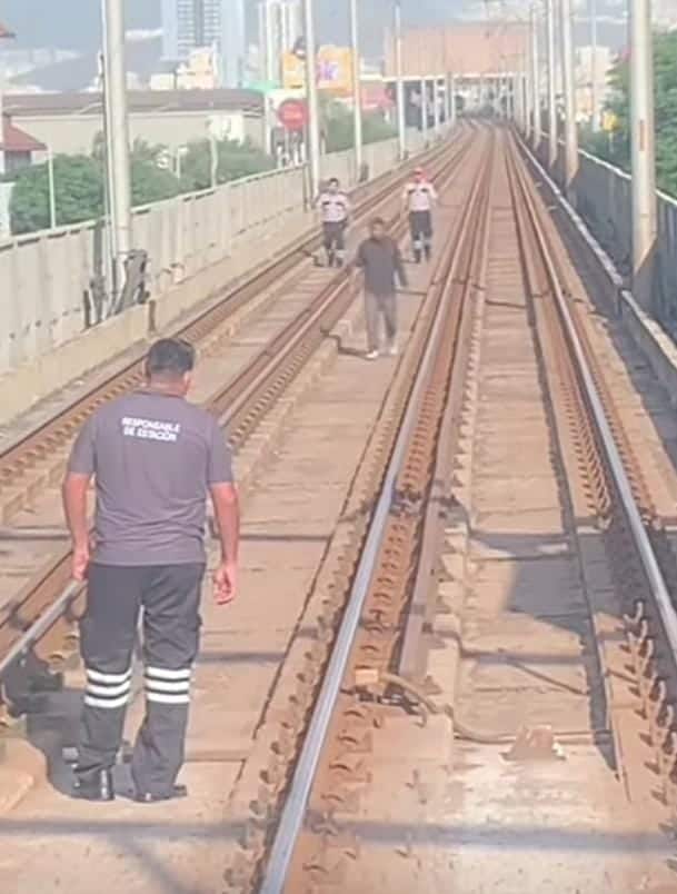 Los guardias de Metrorrey detuvieron a un hombre que caminaba por las vías de la Línea 1 del metro, el sábado entre la Estación Cuauhtémoc y Del Golfo, centro de Monterrey.