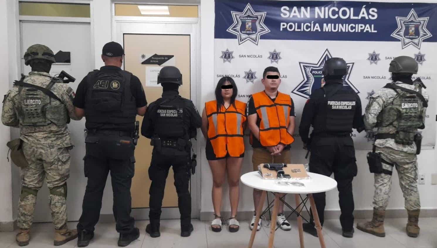 Un hombre y una mujer en posesión de un arma de fuego, cartuchos hábiles y mil 490 pesos, fueron arrestados por la policía en el municipio de San Nicolás tras intentar evadir un puesto de control.