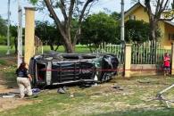 Hallan camioneta volcada