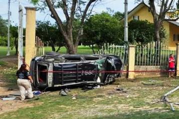 Hallan camioneta volcada