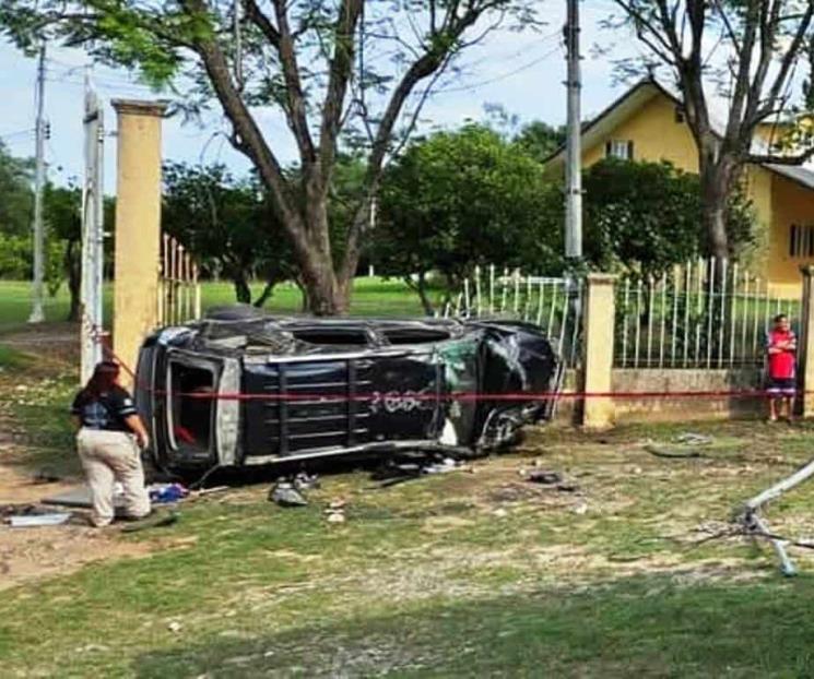 Hallan camioneta volcada Hallan camioneta volcada