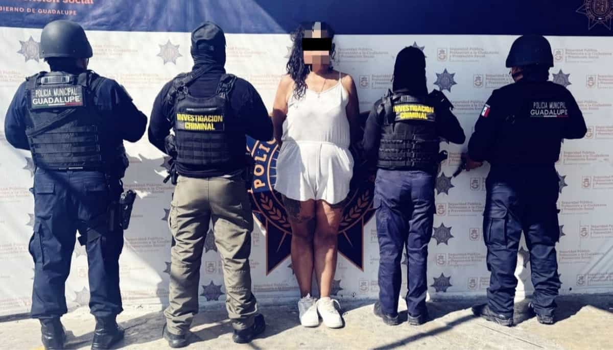 Una mujer en la posesión de narcóticos y que presuntamente estaría relacionada como copartícipe en un feminicidio durante una riña en la vía pública, fue detenida por elementos de la policía de Guadalupe.
