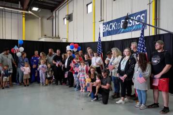 Recibe EU a 59 sudafricanos blancos como refugiados