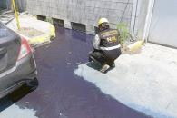 Siguen los derrames accidentales; se pinta de azul Arroyo Topo Chico