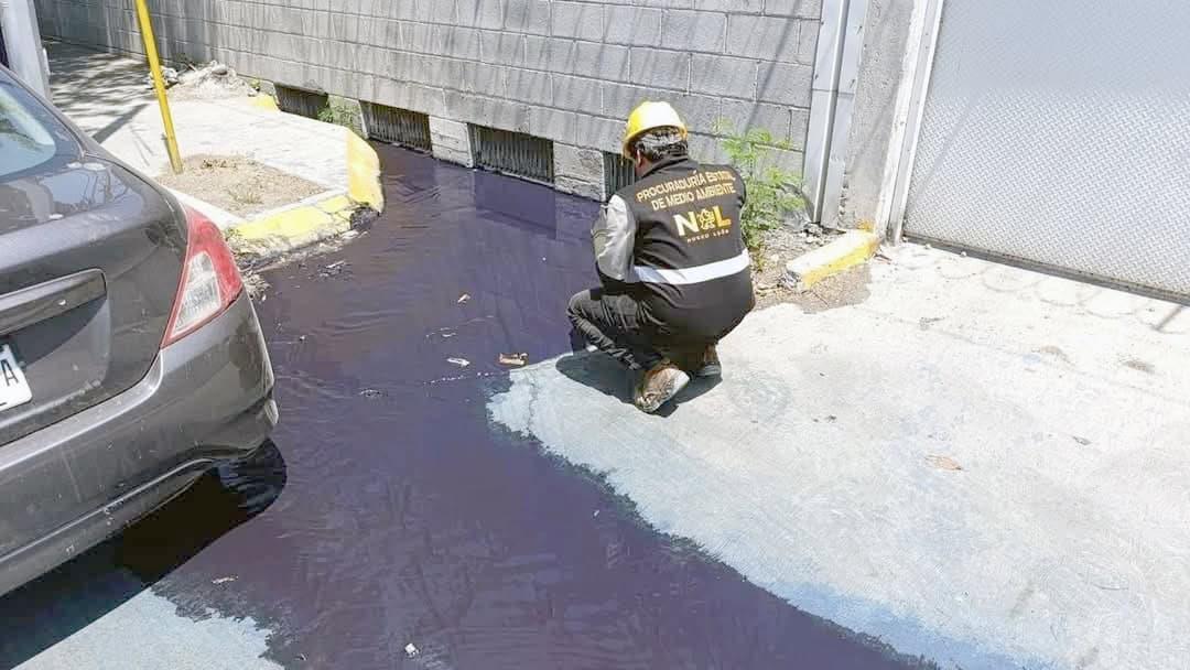 Siguen los derrames accidentales; se pinta de azul Arroyo Topo Chico Siguen los derrames accidentales; se pinta de azul Arroyo Topo Chico