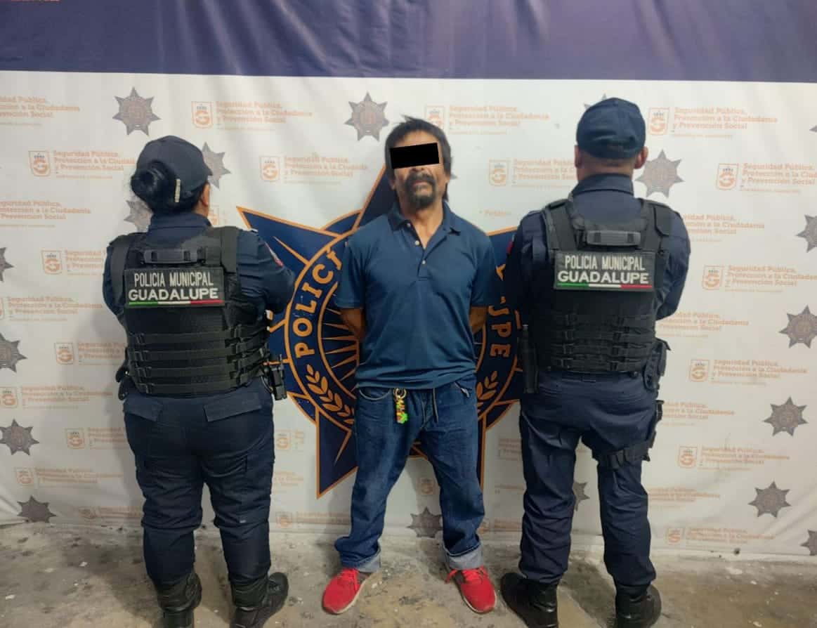 Luego de amenazar de muerte con una navaja a su esposa, un hombre intentó escapar y fue detenido por policías de Guadalupe.