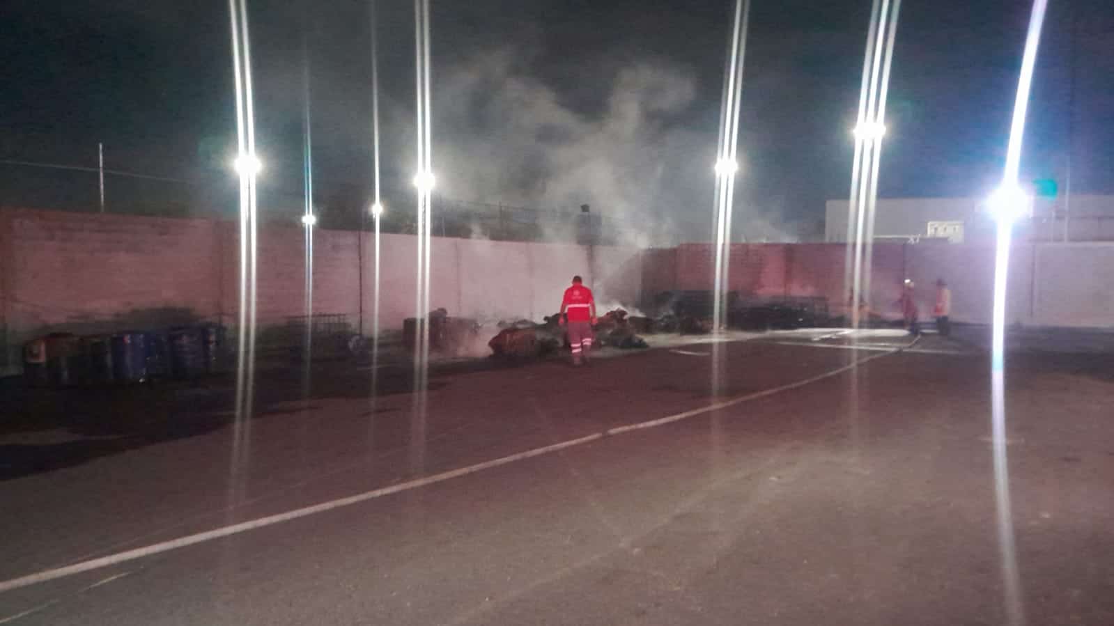 El incendio de basura en el patio de una empresa en el municipio de Salinas Victoria, movilizó la madrugada de ayer a elementos de Bomberos y Protección Civil Nuevo León.