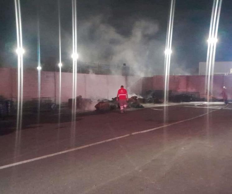 Arde basura en patio de empresa Arde basura en patio de empresa