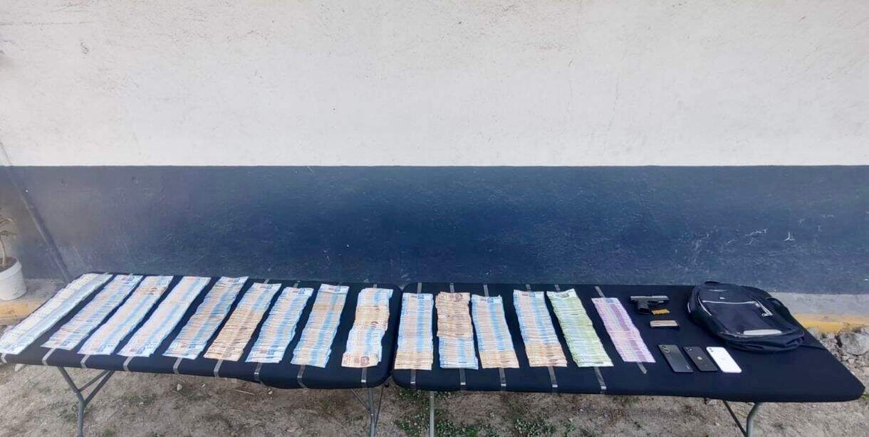 Un presunto extorsionador y objetivo prioritario fue detenido junto con su pareja a quien le aseguraron más de un millón de pesos en efectivo, en Juárez.