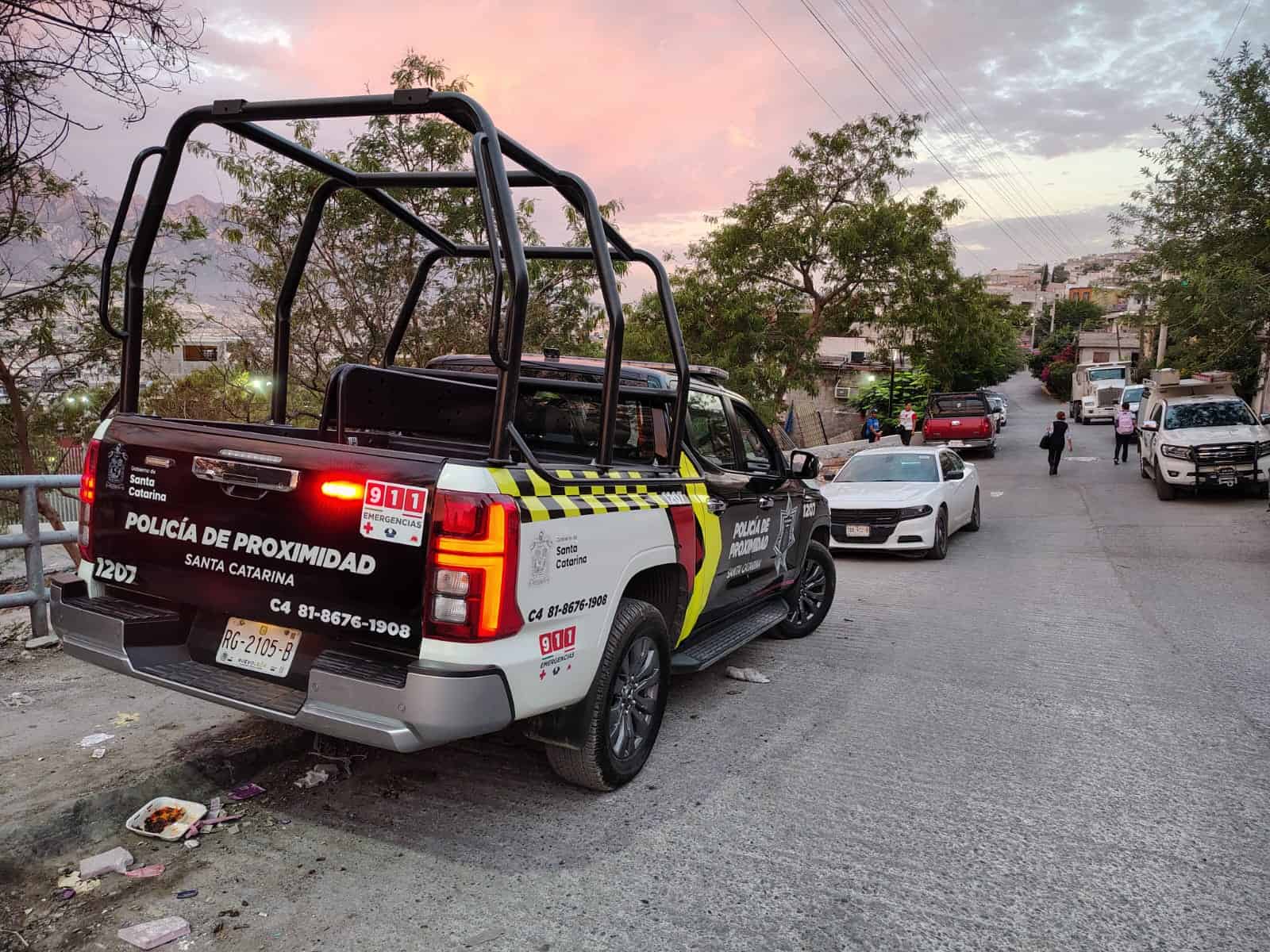 Tras una riña entre dos hombres, al parecer por una mujer, uno de ellos murió a balazo, esta madrugada en el municipio de Santa Catarina.