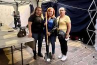 Regala Ceci Flores pala a Rosario Piedra en memoria de su madre