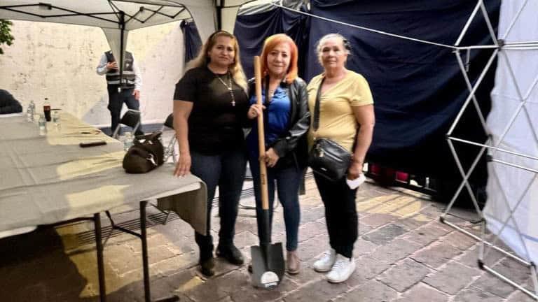 Regala Ceci Flores pala a Rosario Piedra en memoria de su madre Regala Ceci Flores pala a Rosario Piedra en memoria de su madre