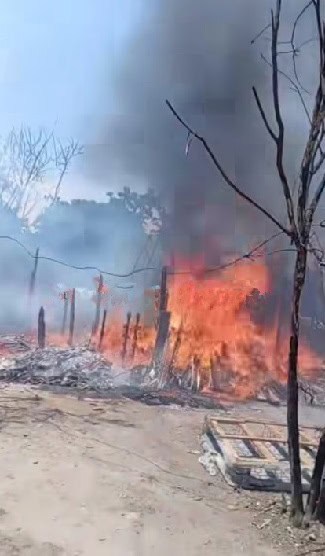 Los puestos de socorro se concentraron en la Colonia Loma de los Naranjos, al reportarse el incendio de varios tejabanes, que estaban instalados en un predio irregular.