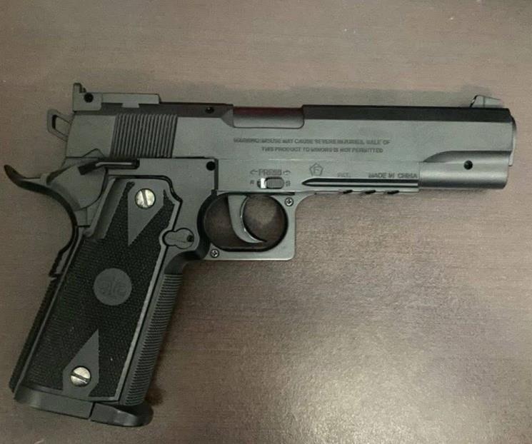 Amenaza a automovilista con réplica de arma de fuego Amenaza a automovilista con réplica de arma de fuego