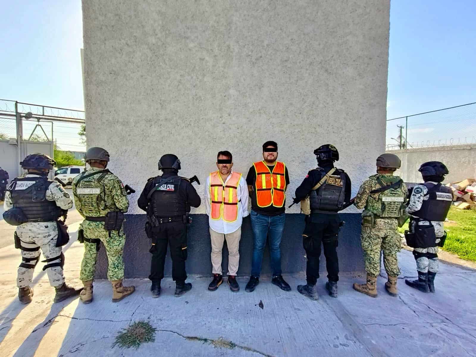 Un presunto líder de una célula delictiva independencia y su compañero, fueron detenidos por elementos del Grupo de Coordinación Metropolitana, en la Colonia Ébanos, en Apodaca.