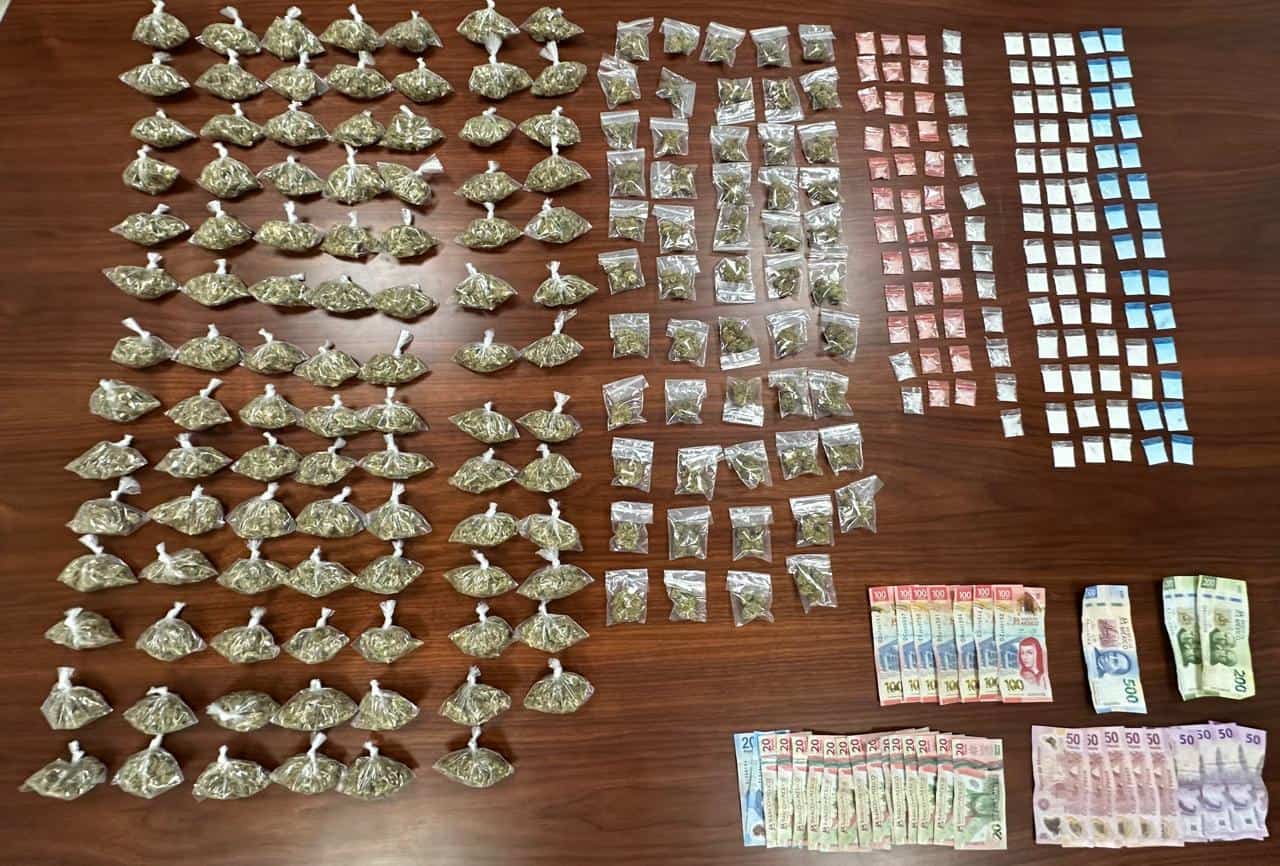 Un joven fue detenido por oficiales de la Policía de Monterrey, tras encontrarle 265 dosis de sustancias y hierba verde con las características de diversas drogas, así como dos mil 820 pesos en efectivo, en el centro de la ciudad.