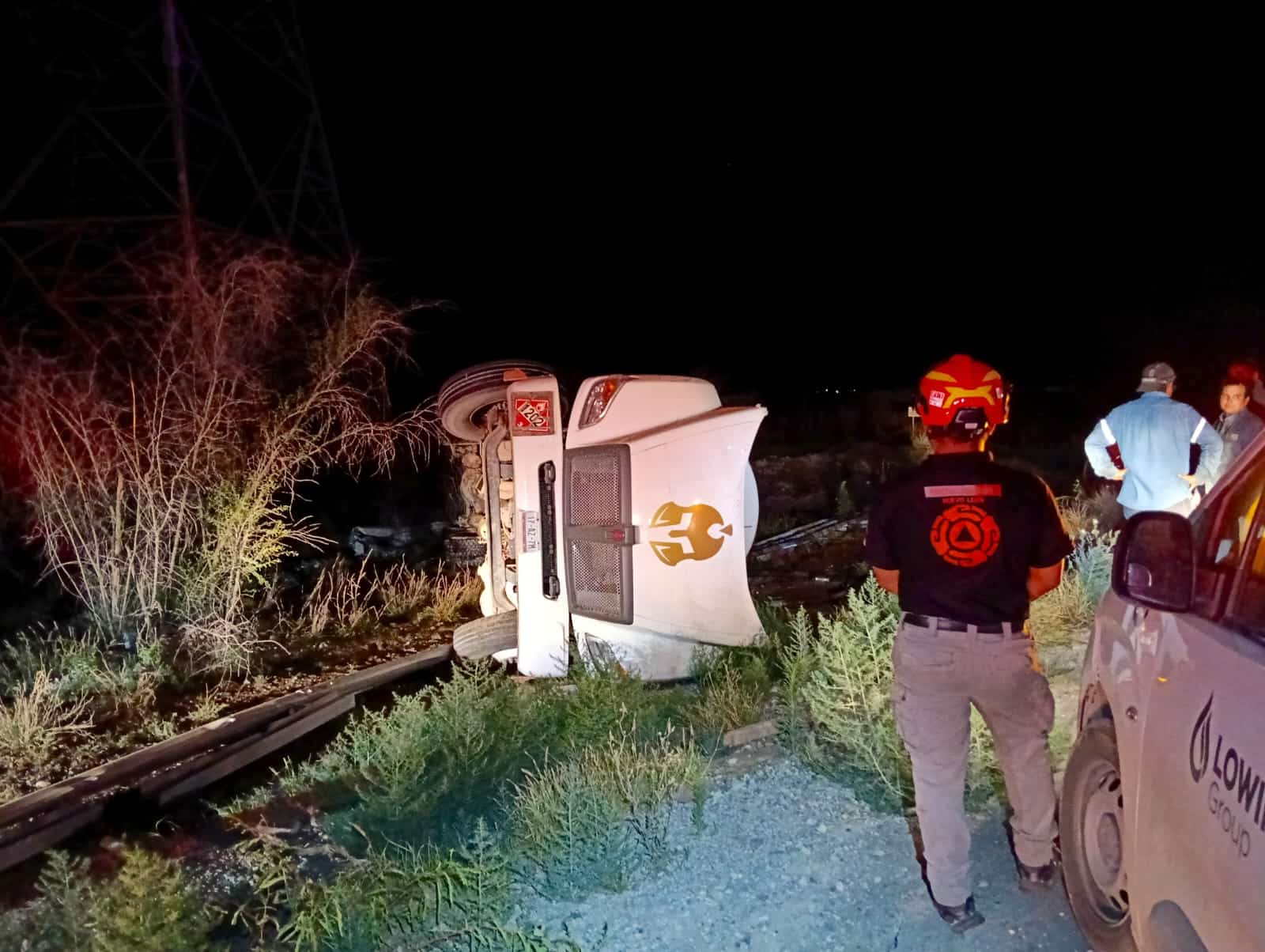 Una pipa que transportaba aceite mineral, volcó anoche en la Carretera a Laredo al municipio de Salinas Victoria.
