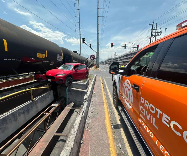 Choca el tren contra dos vehículos Choca el tren contra dos vehículos
