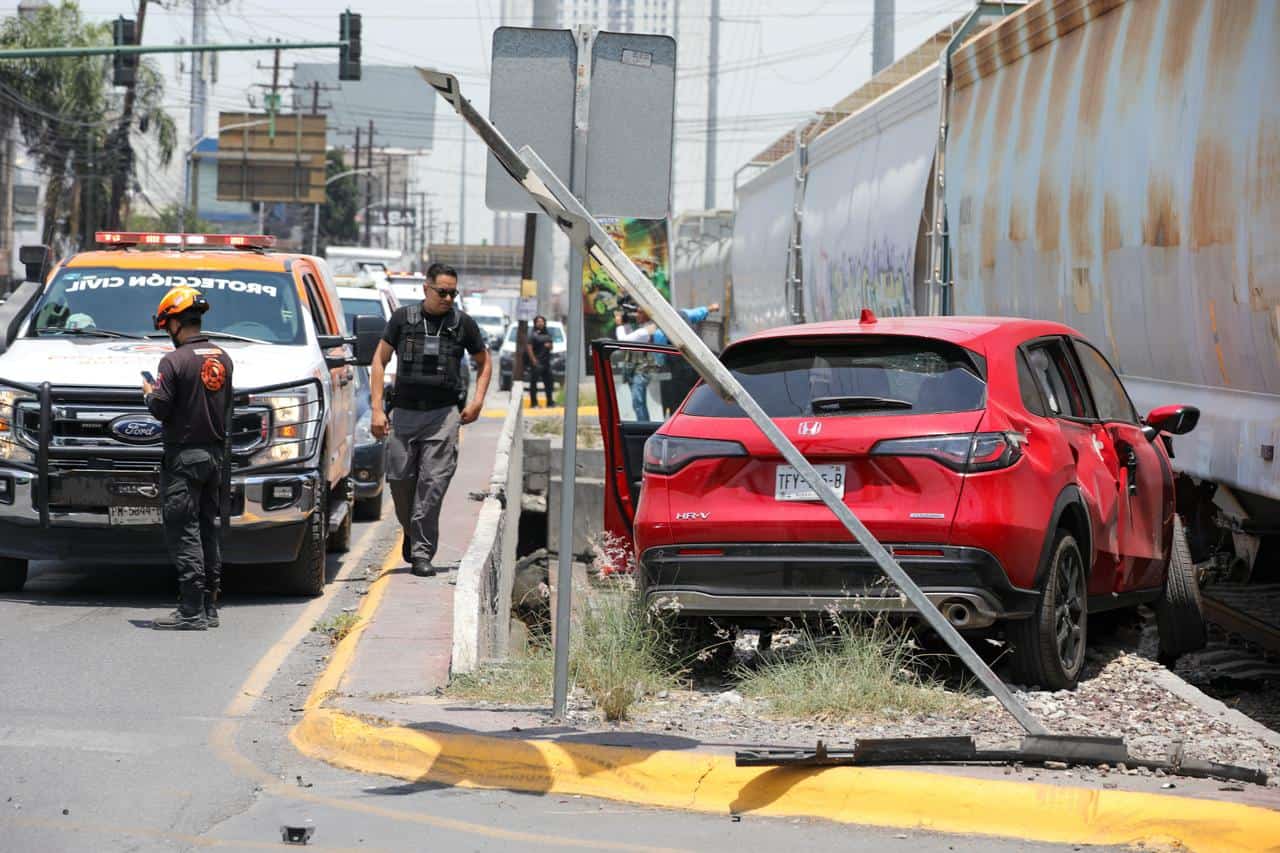 El tren impactó dos vehículos particulares y dejó como saldo tres lesionados, la tarde de ayer en la Avenida Gonzalitos y Fleteros, en Monterrey.