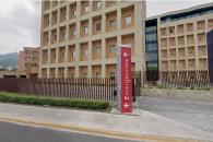 Deja a su bebé encerrado en auto bajo el sol