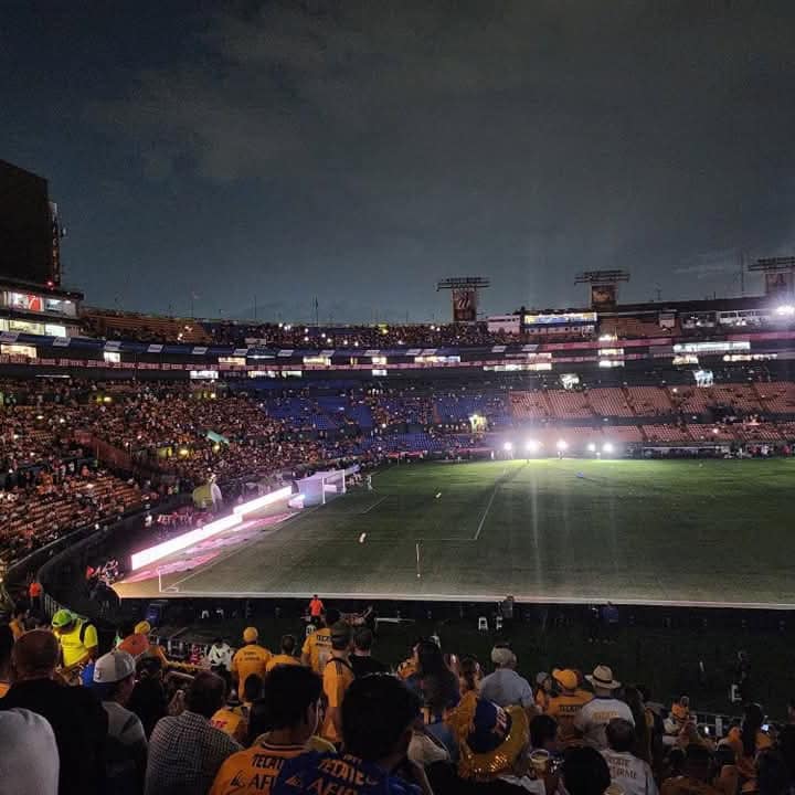 A unas horas de que se iniciara el encuentro entre los Tigres de la UANL y el Club de Futbol Toluca, se reportó un flamazo en uno de los palcos del Estadio Universitario, ubicado en el municipio de San Nicolás.