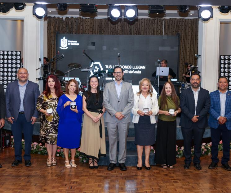 Celebran en Santiago el  Día del Maestro con la entrega de medalla